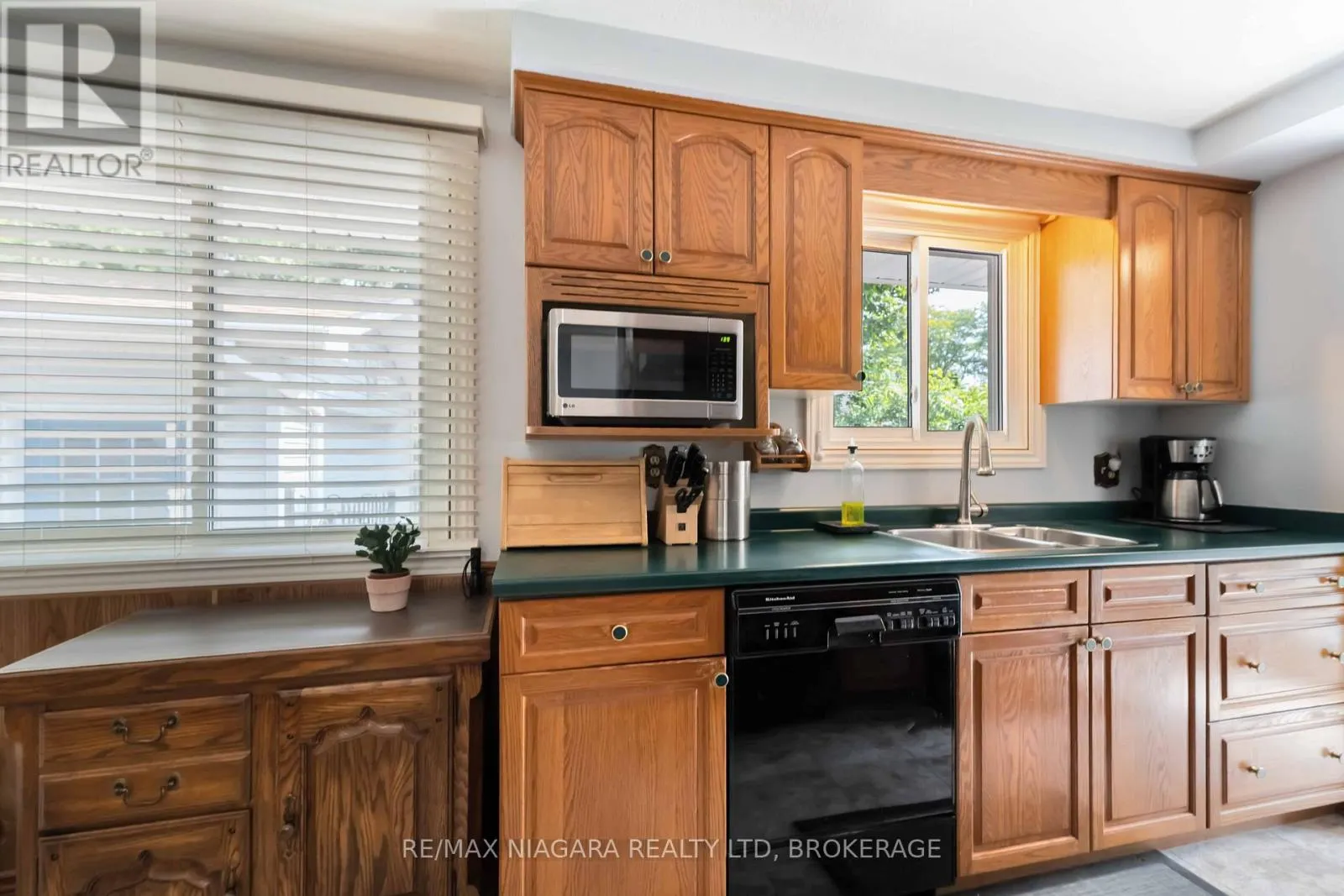 8 HUNTINGWOOD GATE