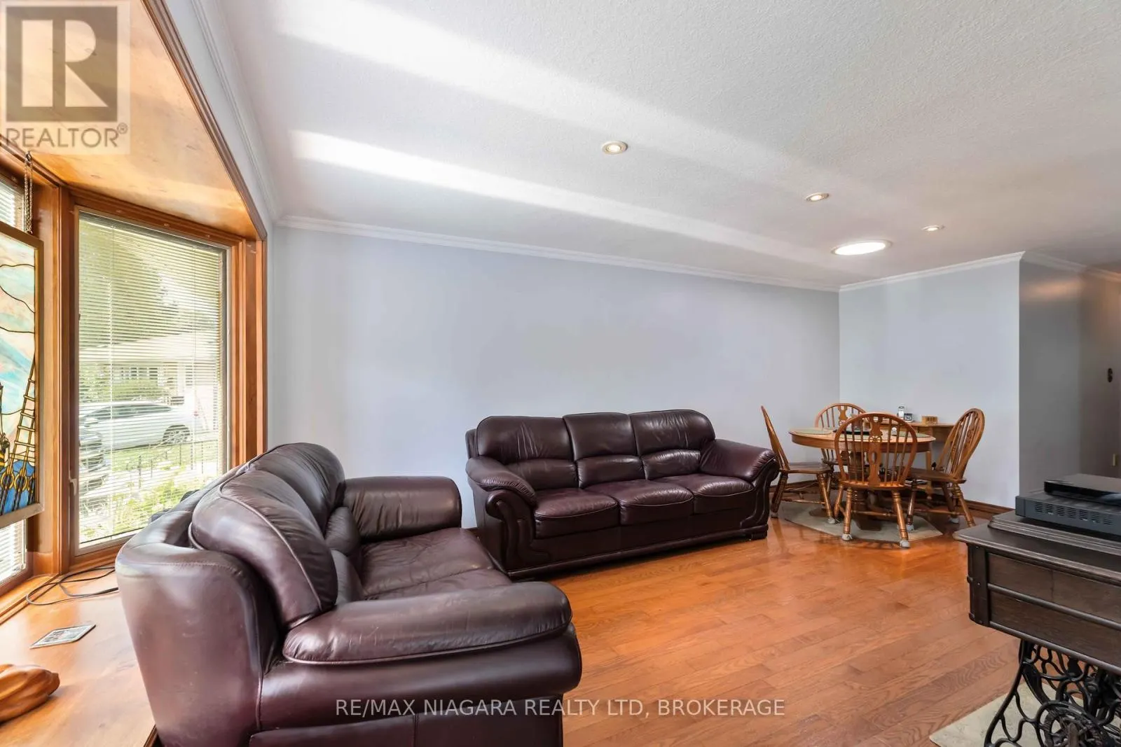 8 HUNTINGWOOD GATE