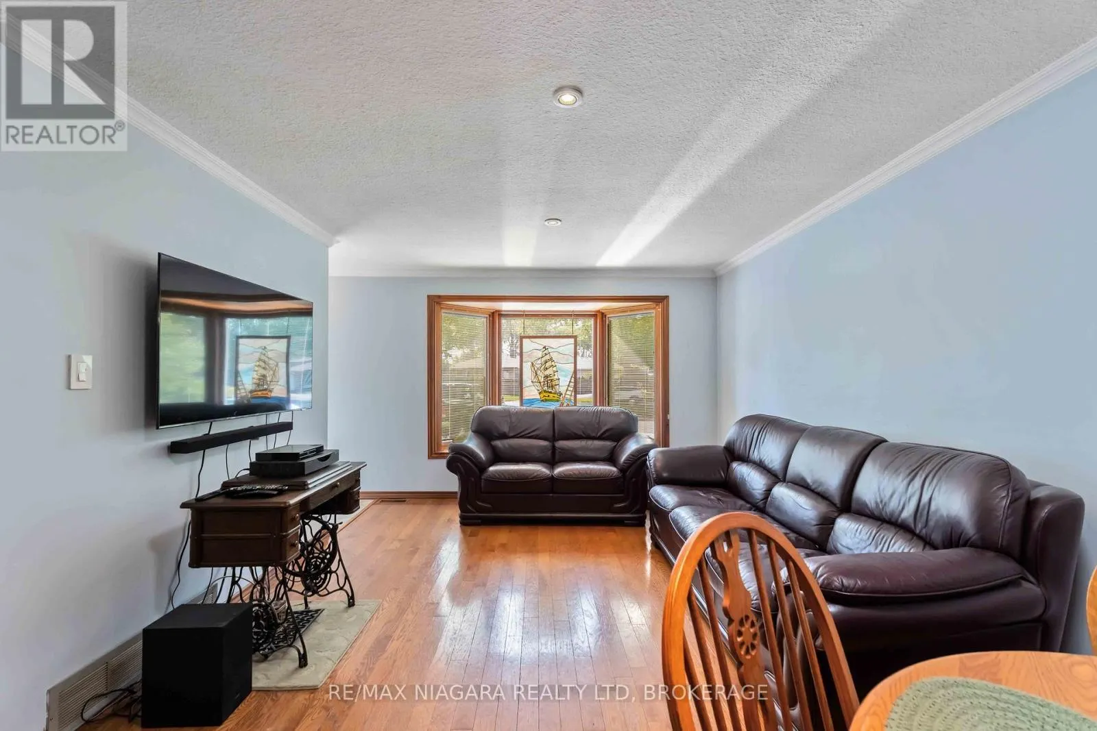 8 HUNTINGWOOD GATE