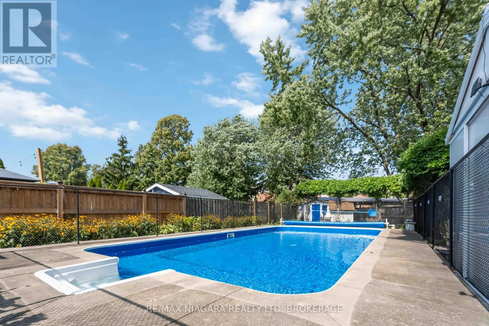8 HUNTINGWOOD GATE