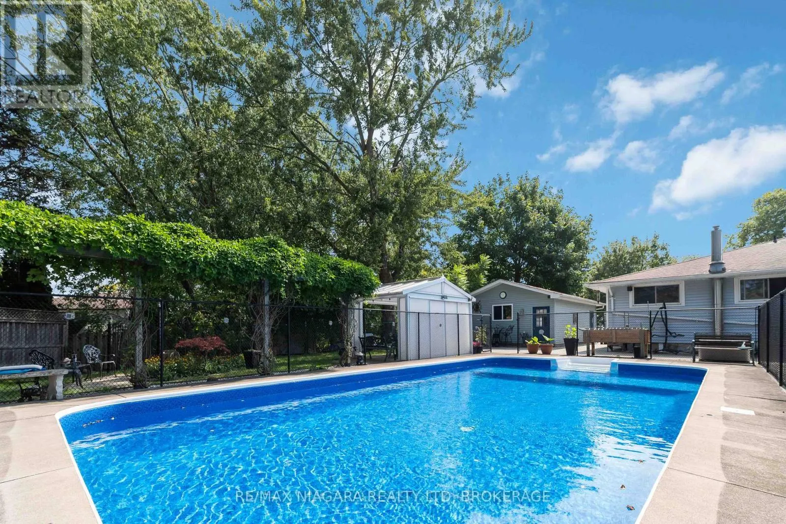 8 HUNTINGWOOD GATE