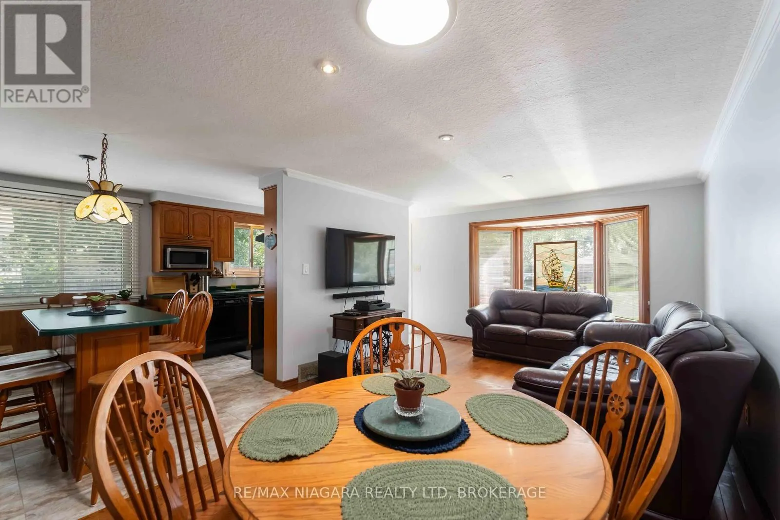 8 HUNTINGWOOD GATE