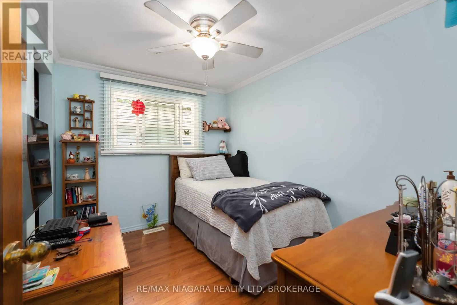 8 HUNTINGWOOD GATE