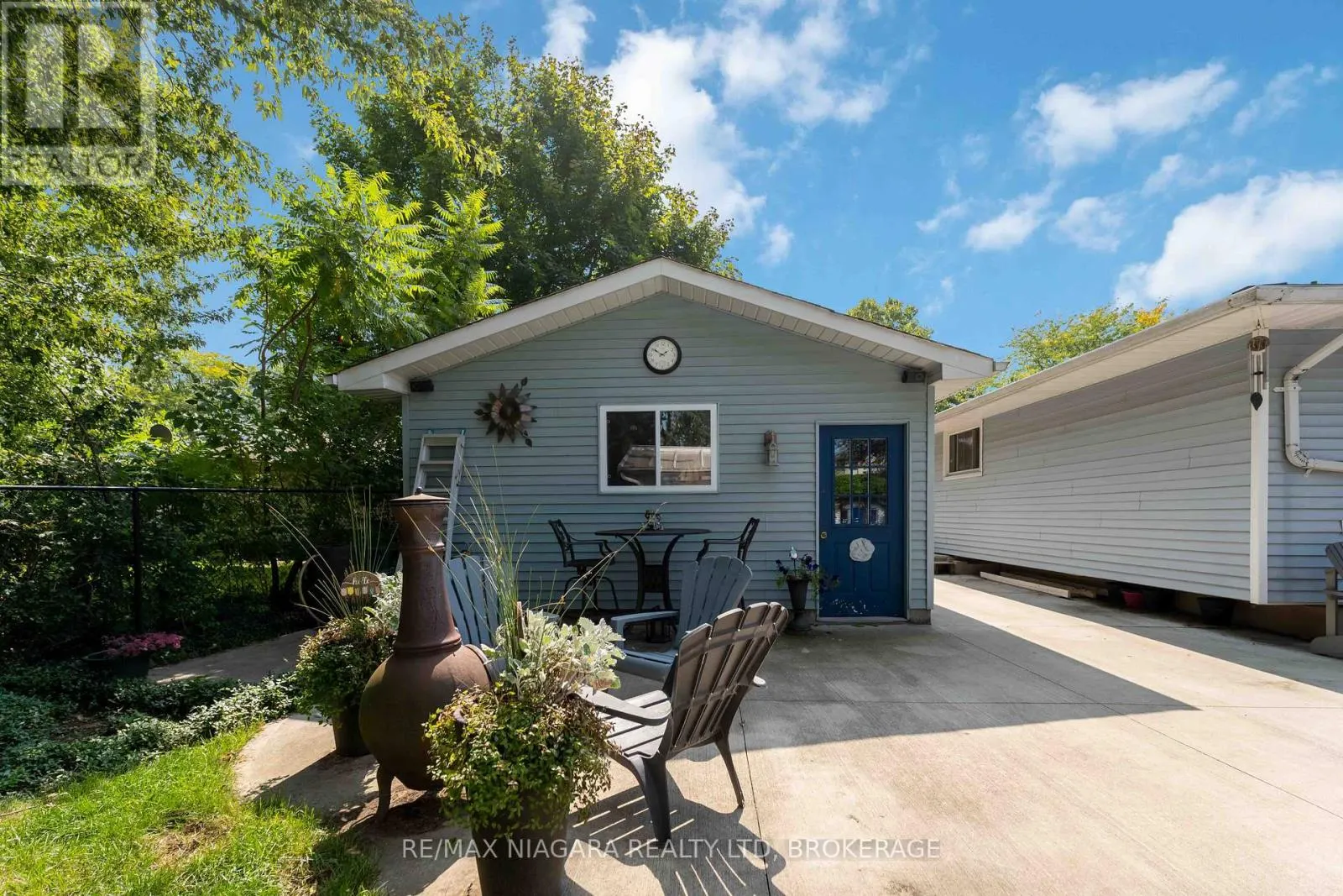 8 HUNTINGWOOD GATE