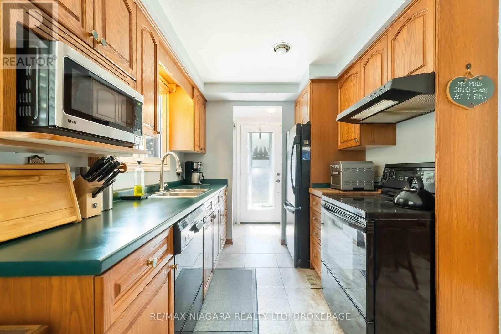8 HUNTINGWOOD GATE