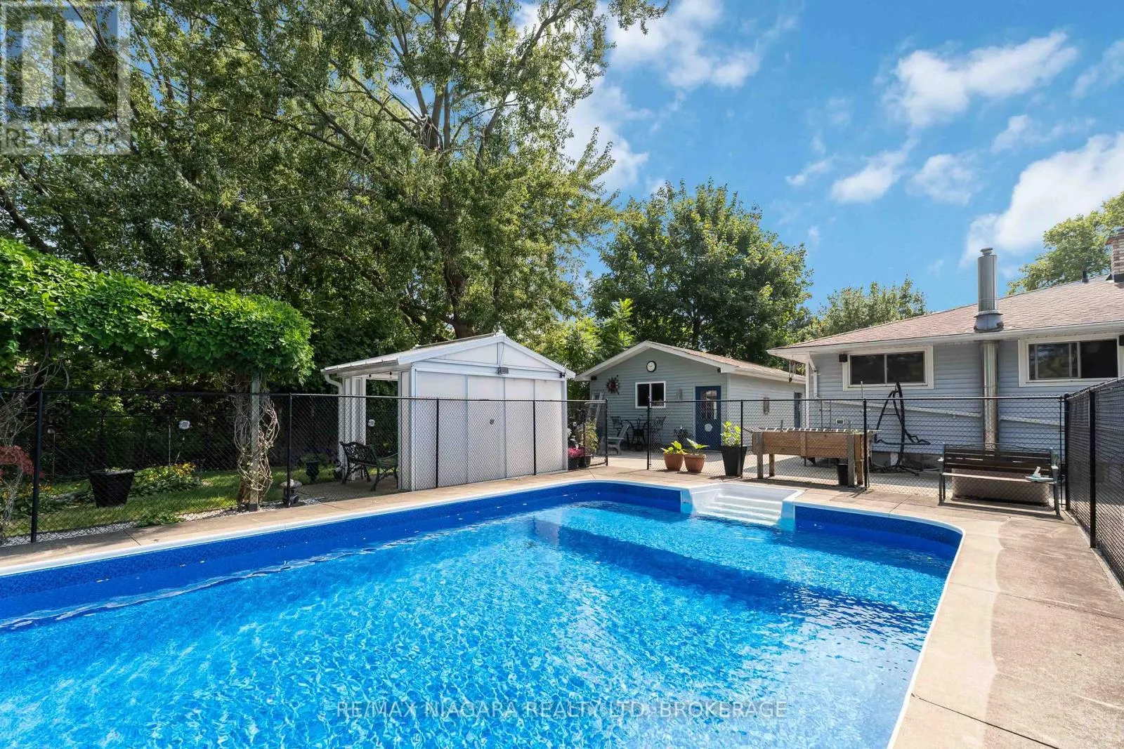 8 HUNTINGWOOD GATE