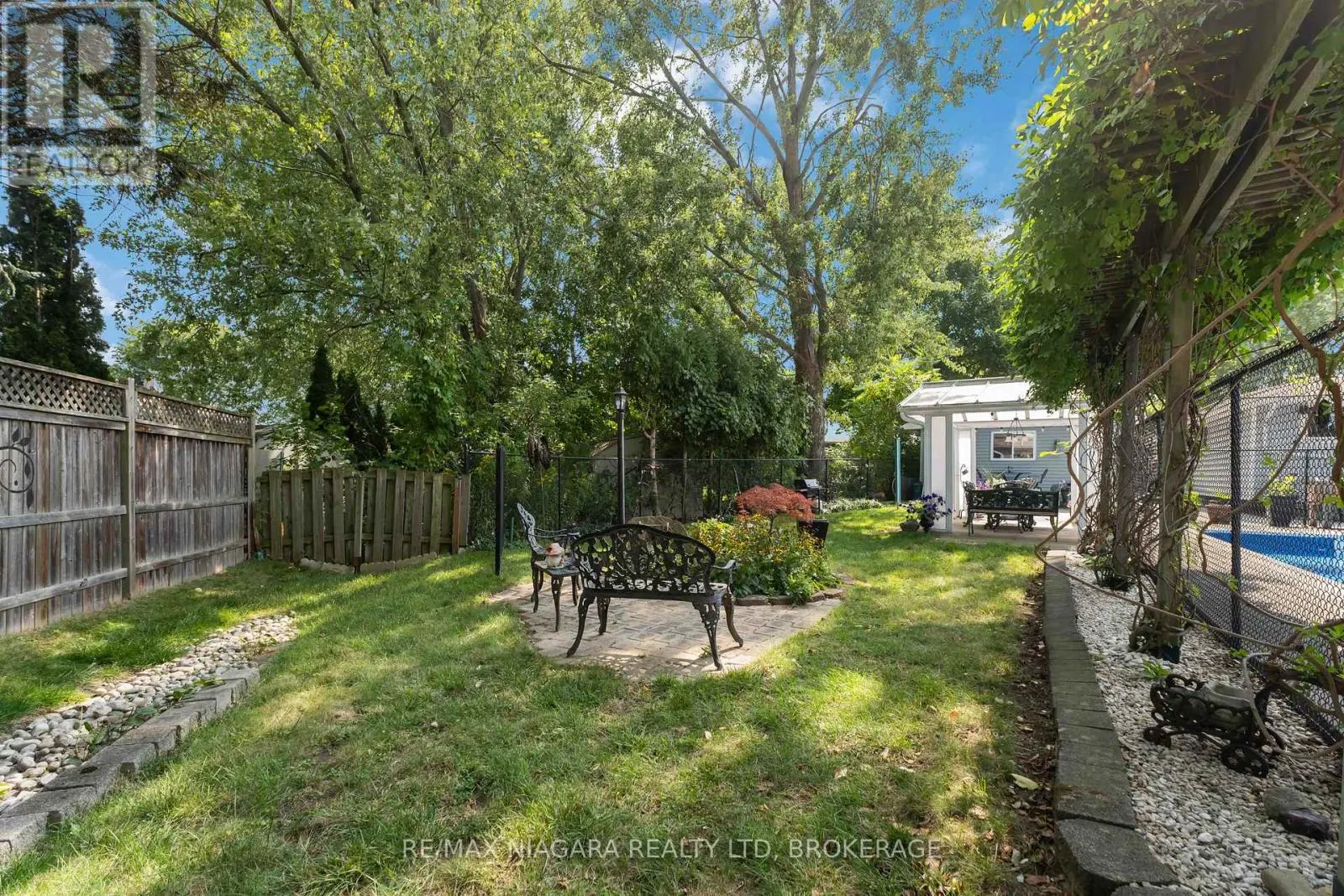 8 HUNTINGWOOD GATE