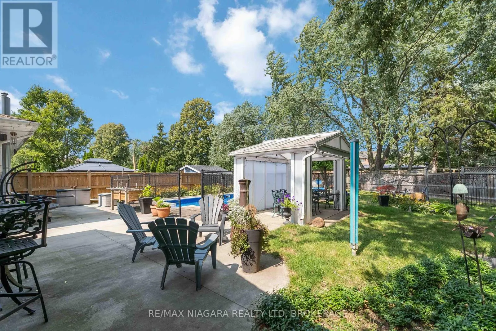 8 HUNTINGWOOD GATE