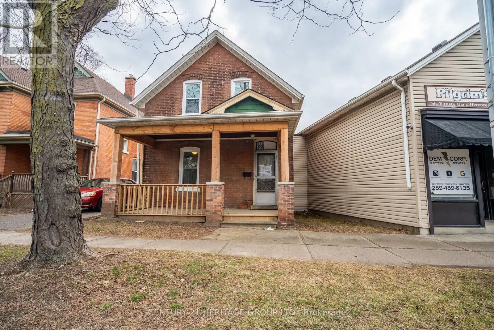 UPPER - 24 WELLAND AVENUE