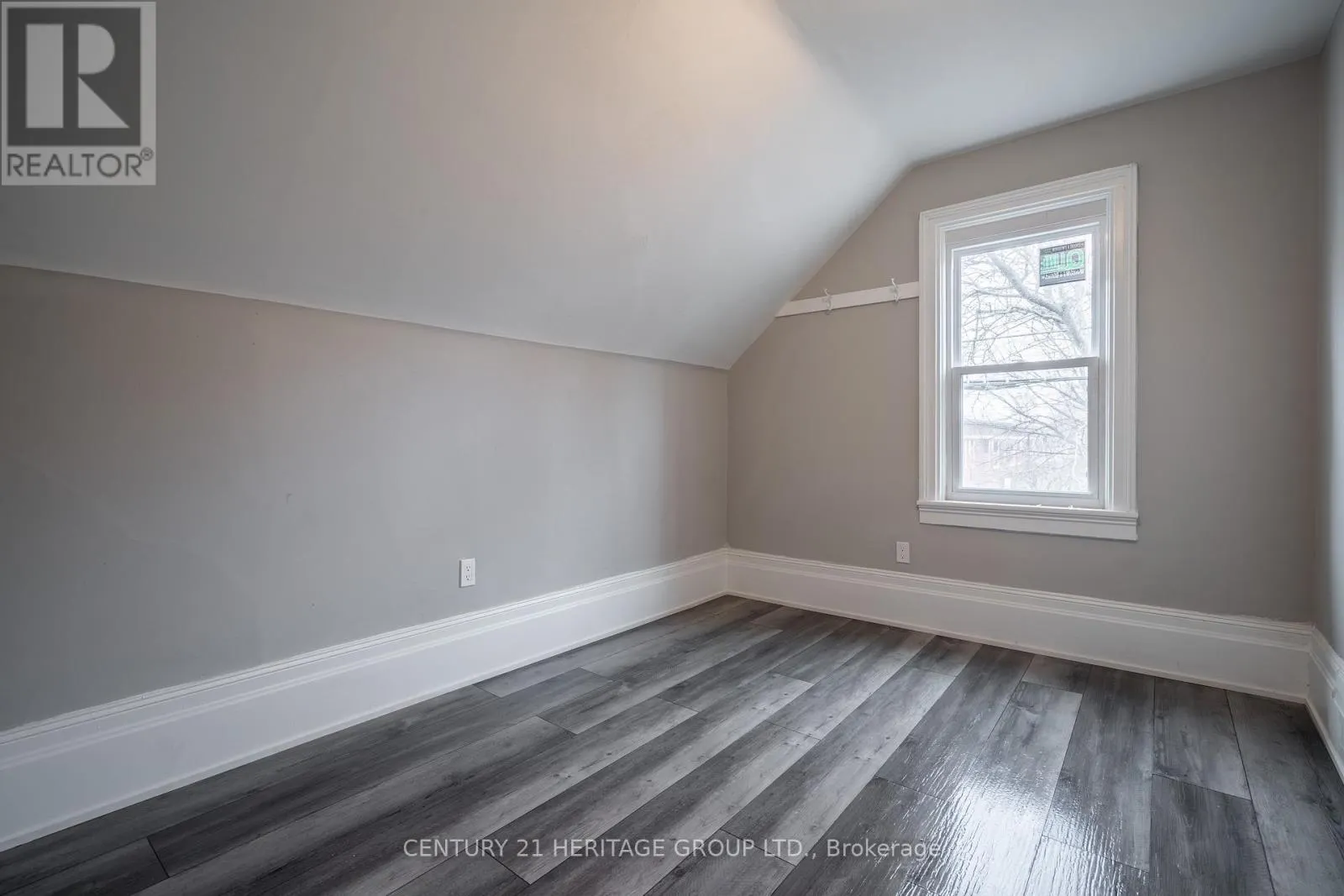 UPPER - 24 WELLAND AVENUE