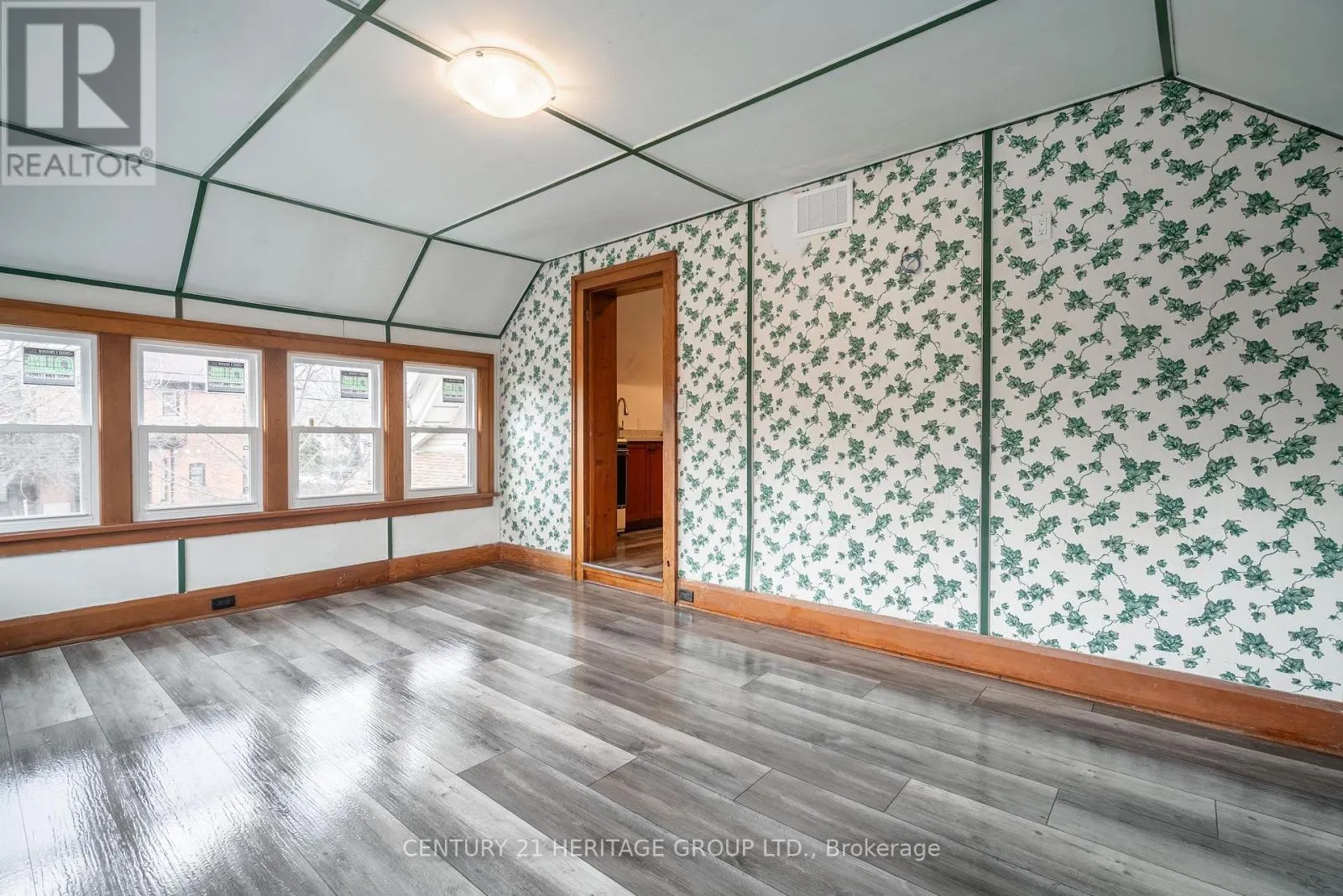 UPPER - 24 WELLAND AVENUE