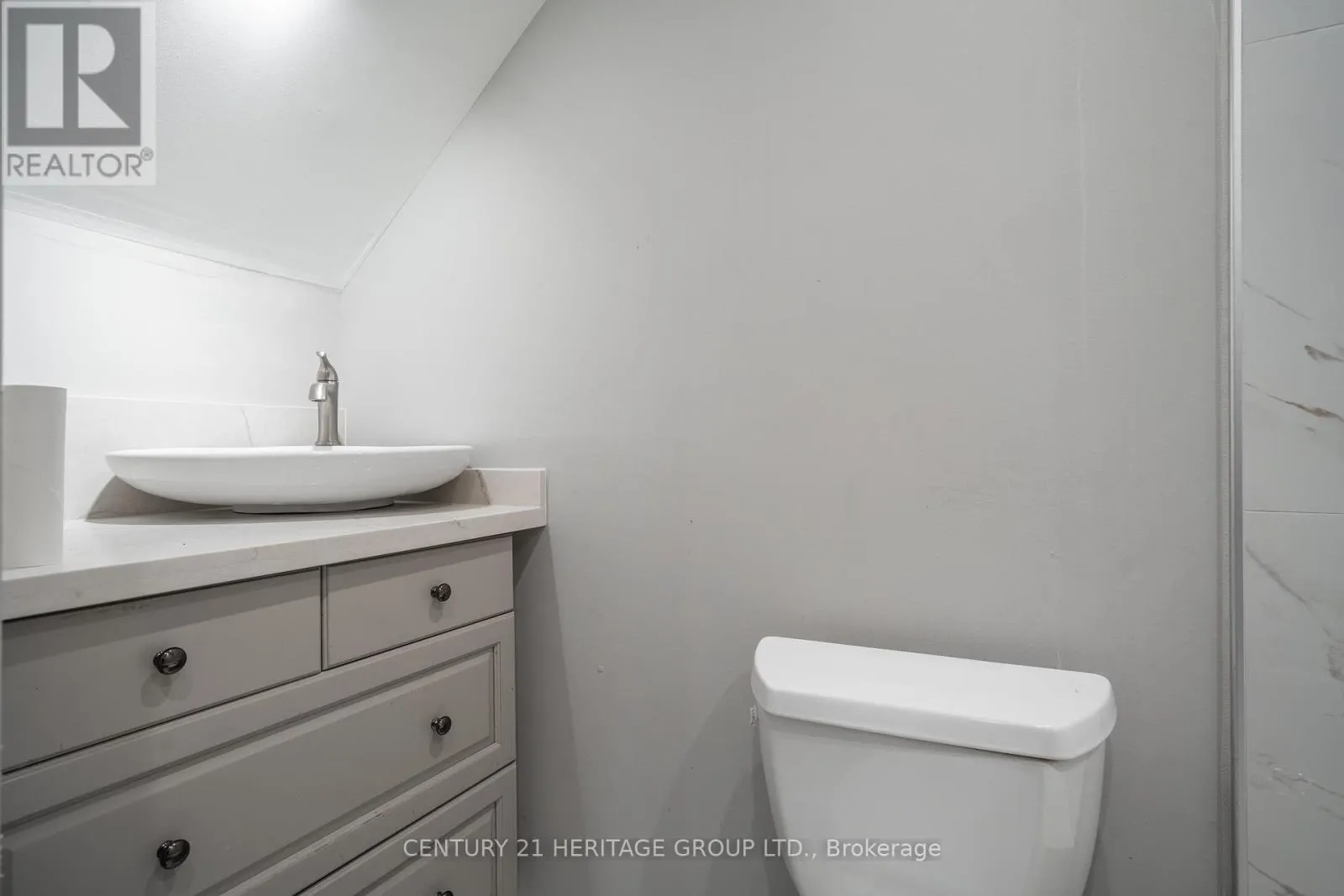 UPPER - 24 WELLAND AVENUE