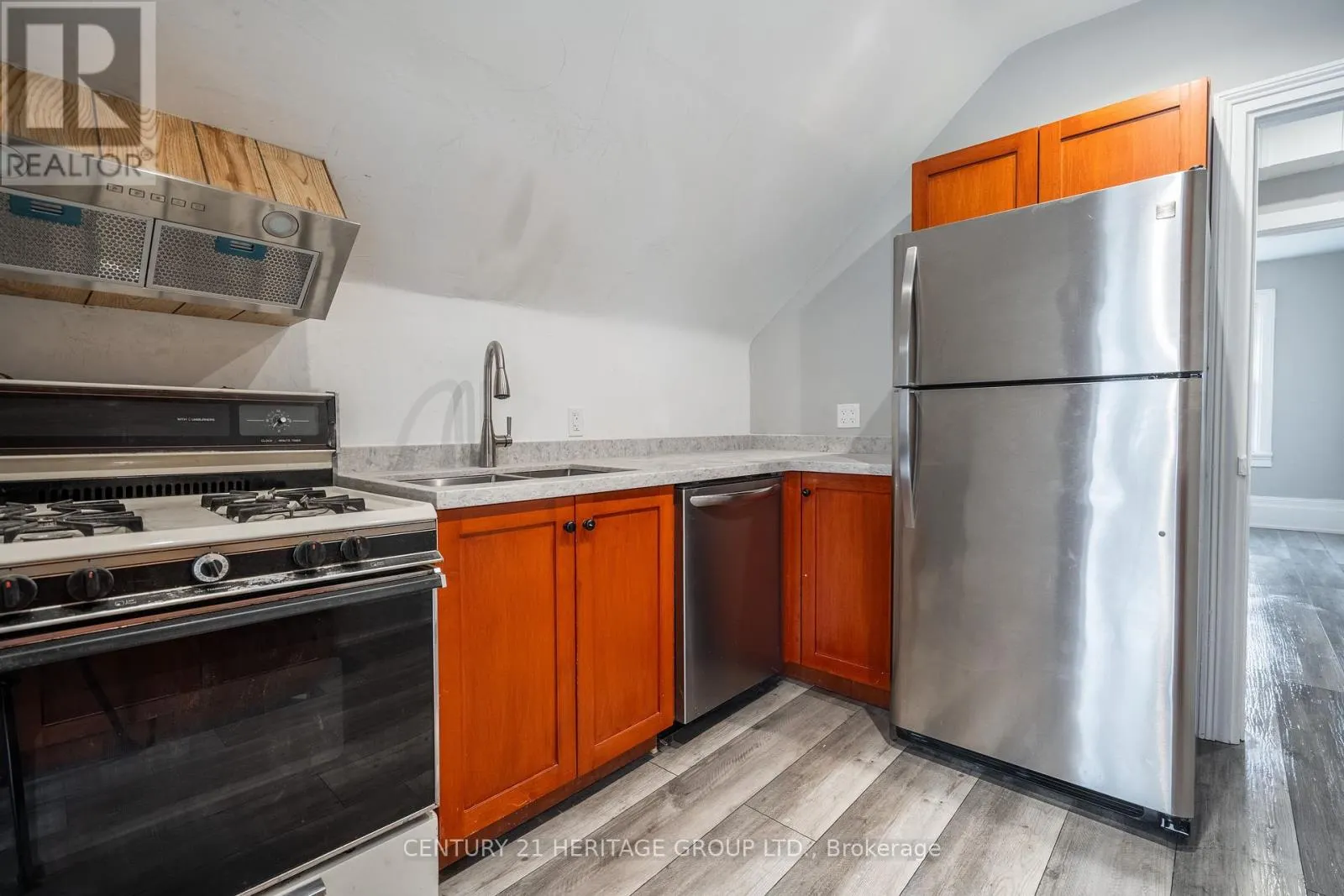 UPPER - 24 WELLAND AVENUE