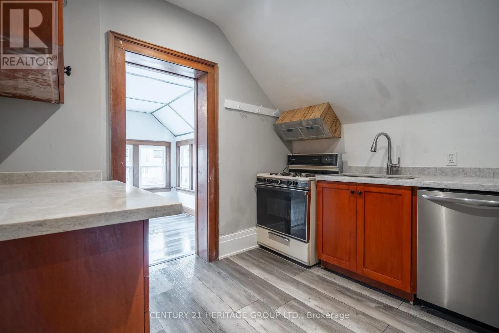 UPPER - 24 WELLAND AVENUE