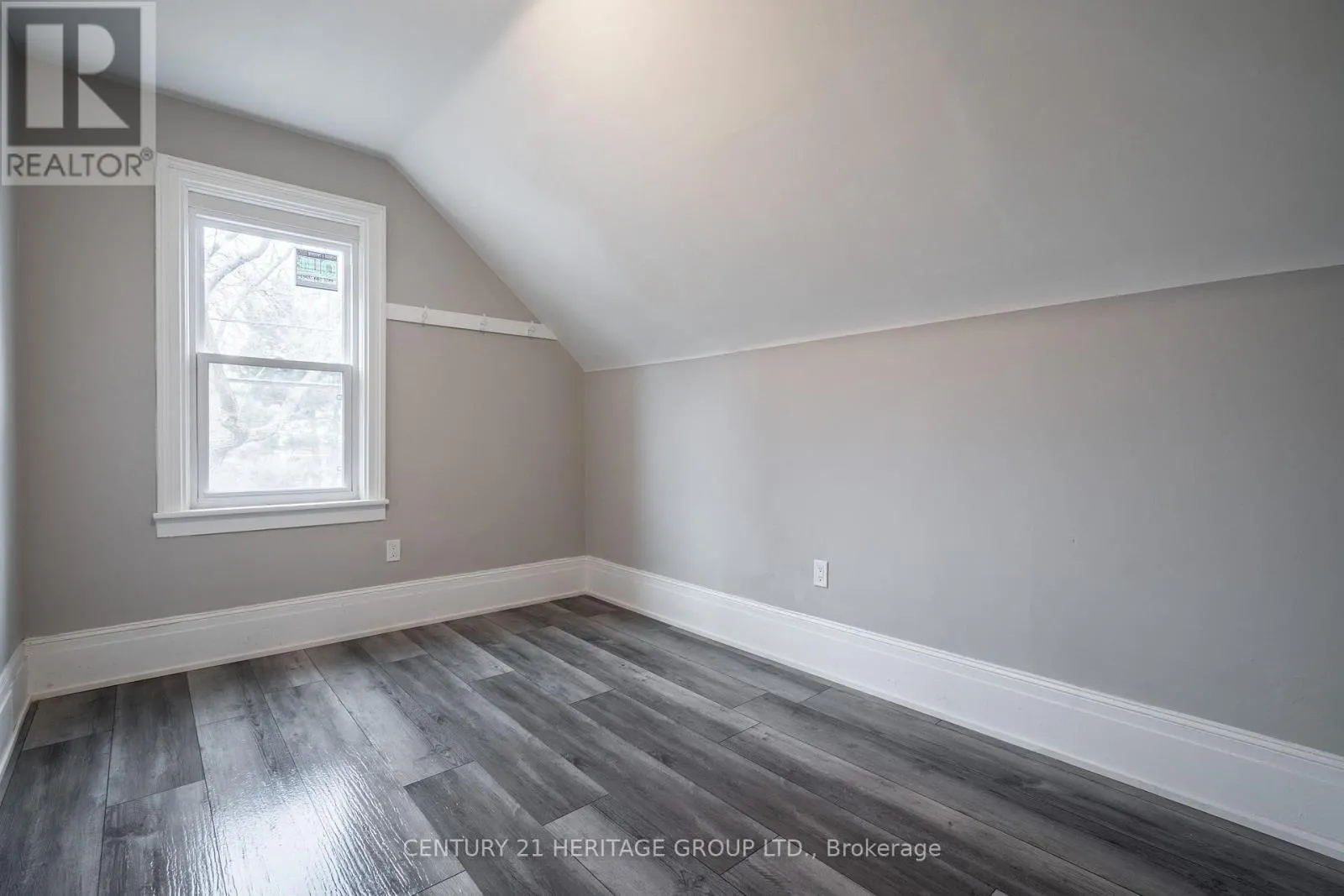 UPPER - 24 WELLAND AVENUE