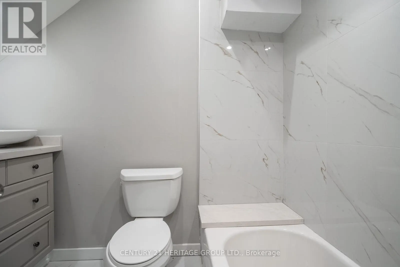UPPER - 24 WELLAND AVENUE