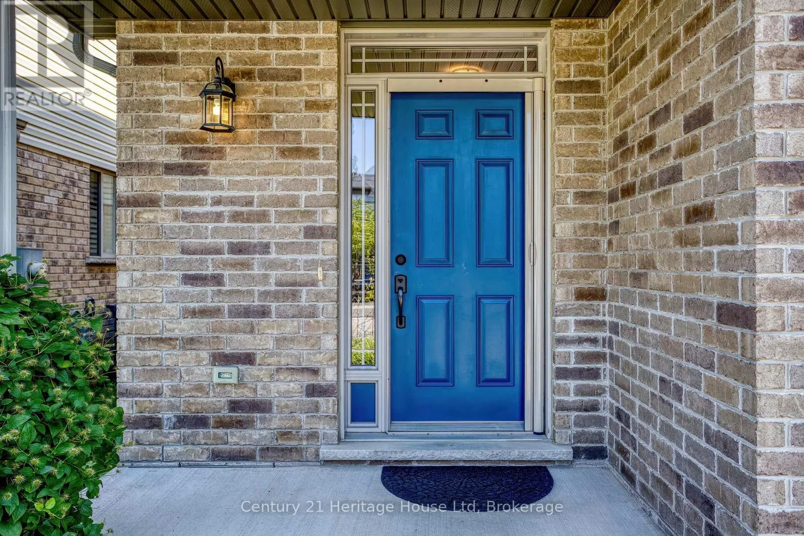 208 COULING CRESCENT