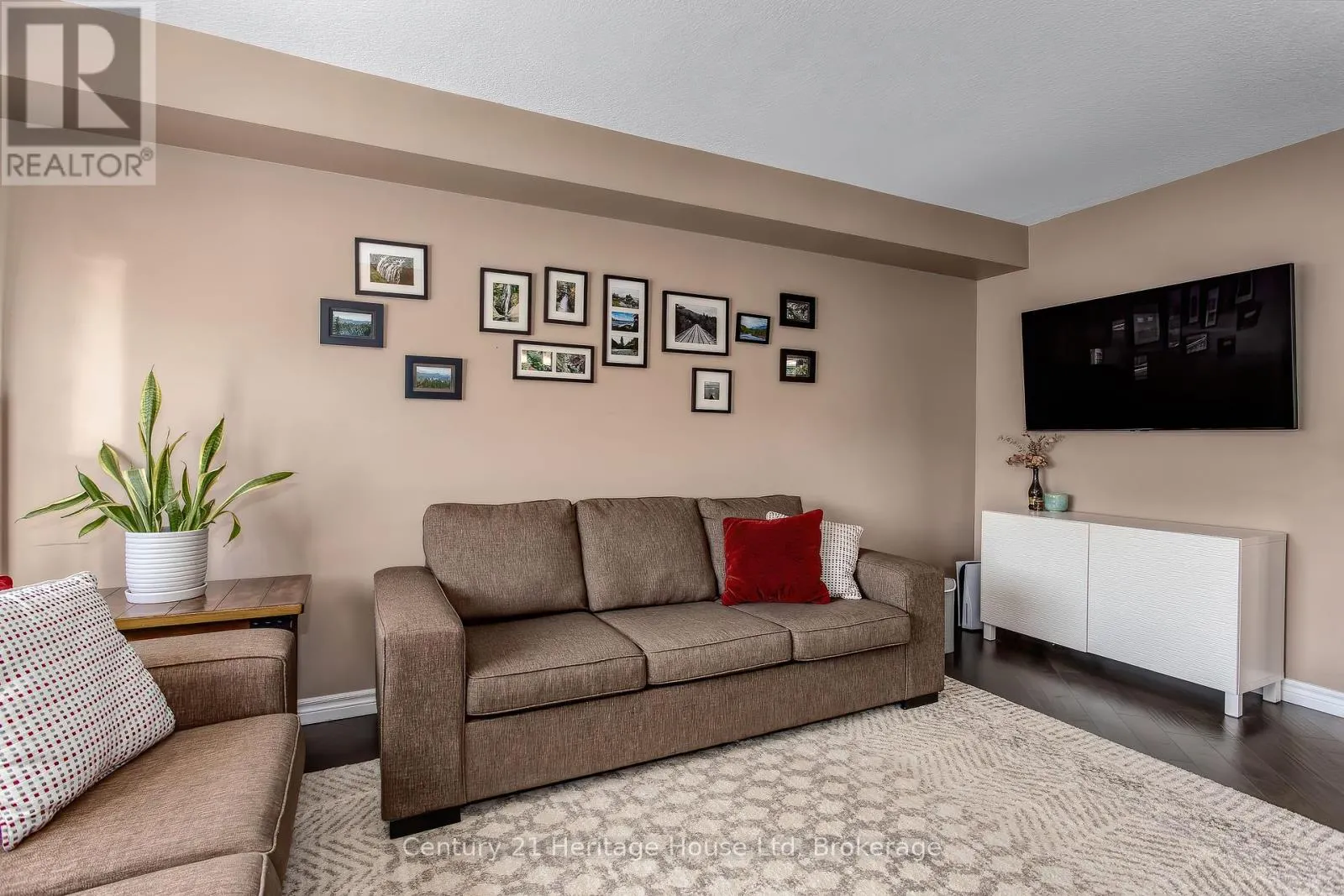 208 COULING CRESCENT