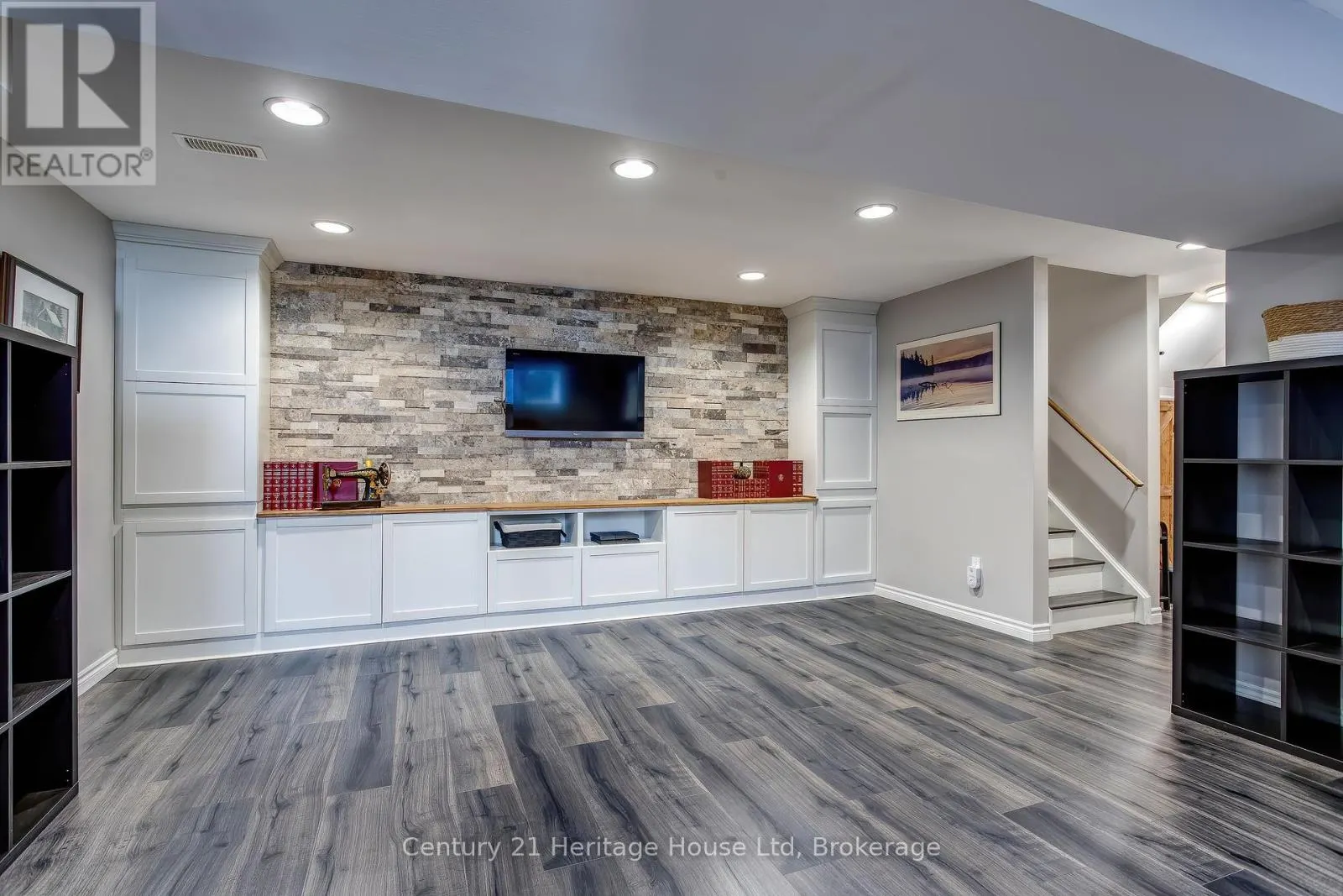 208 COULING CRESCENT