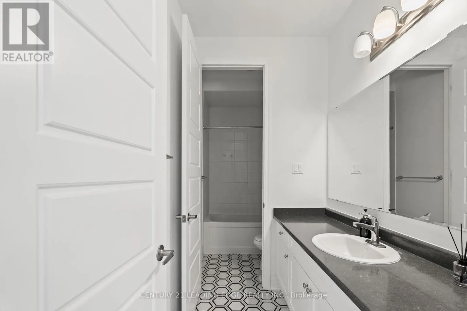 43 WILLIAM NADOR STREET