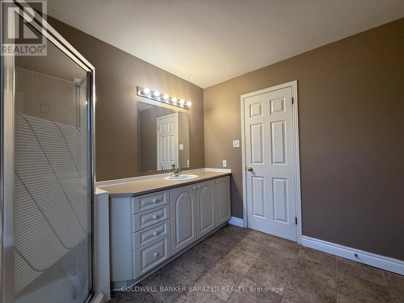 302 EDGEMOORE CRESCENT