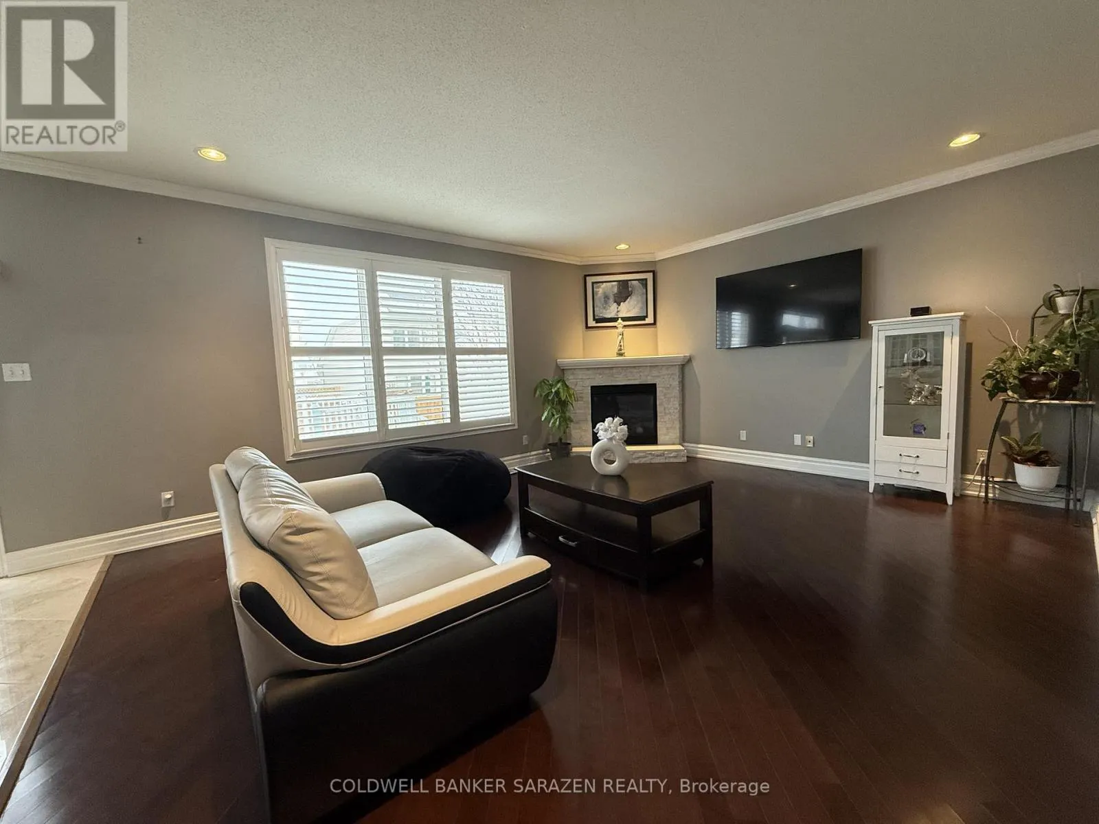 302 EDGEMOORE CRESCENT