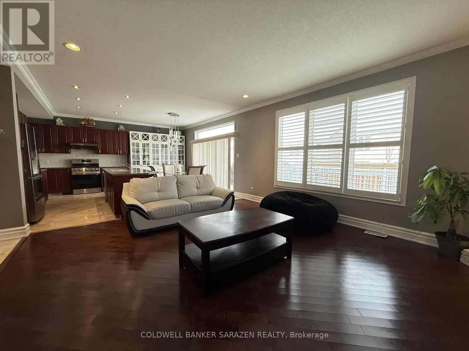 302 EDGEMOORE CRESCENT