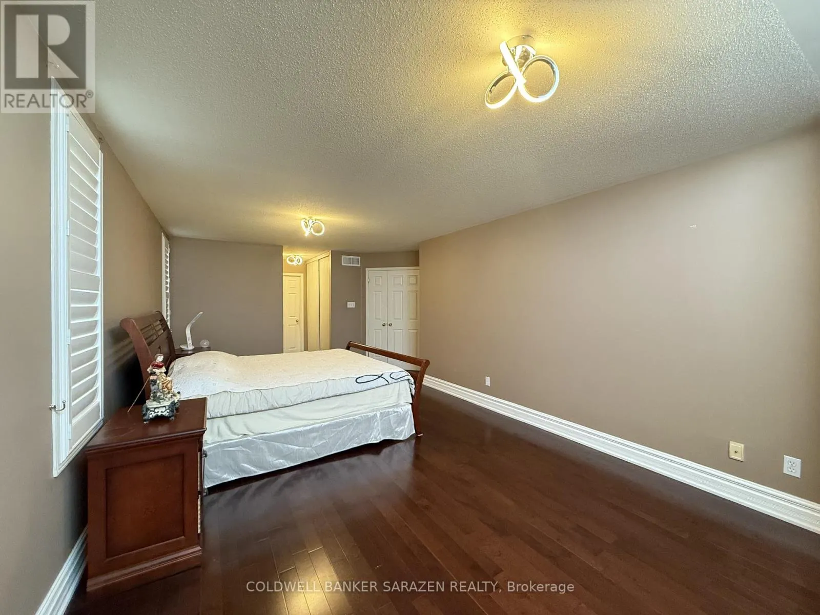 302 EDGEMOORE CRESCENT