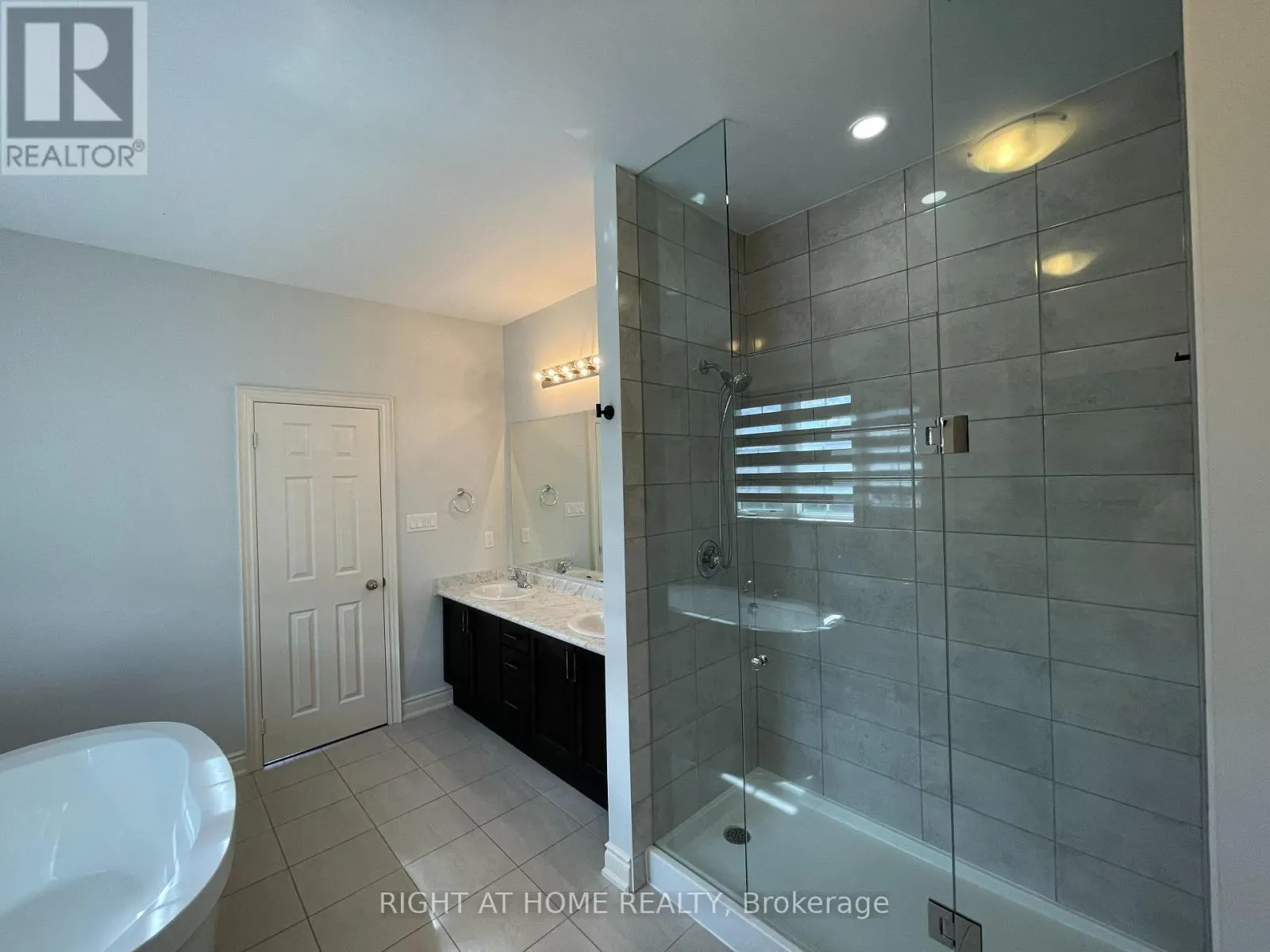 2 HUMPHREY STREET E