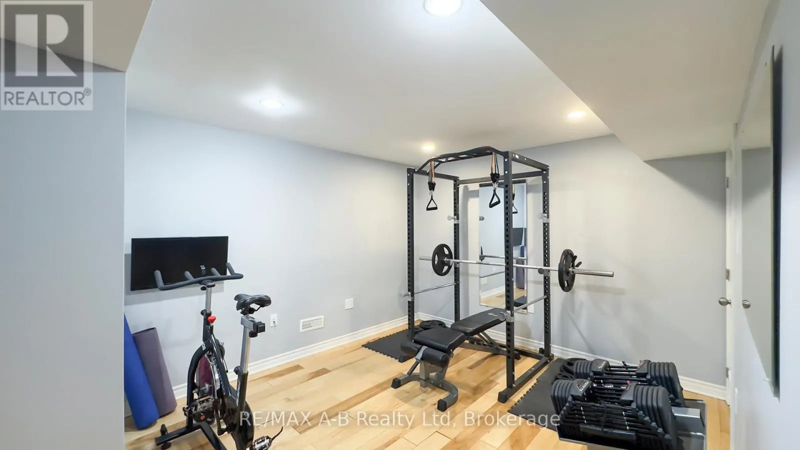 43 WIDDER STREET W