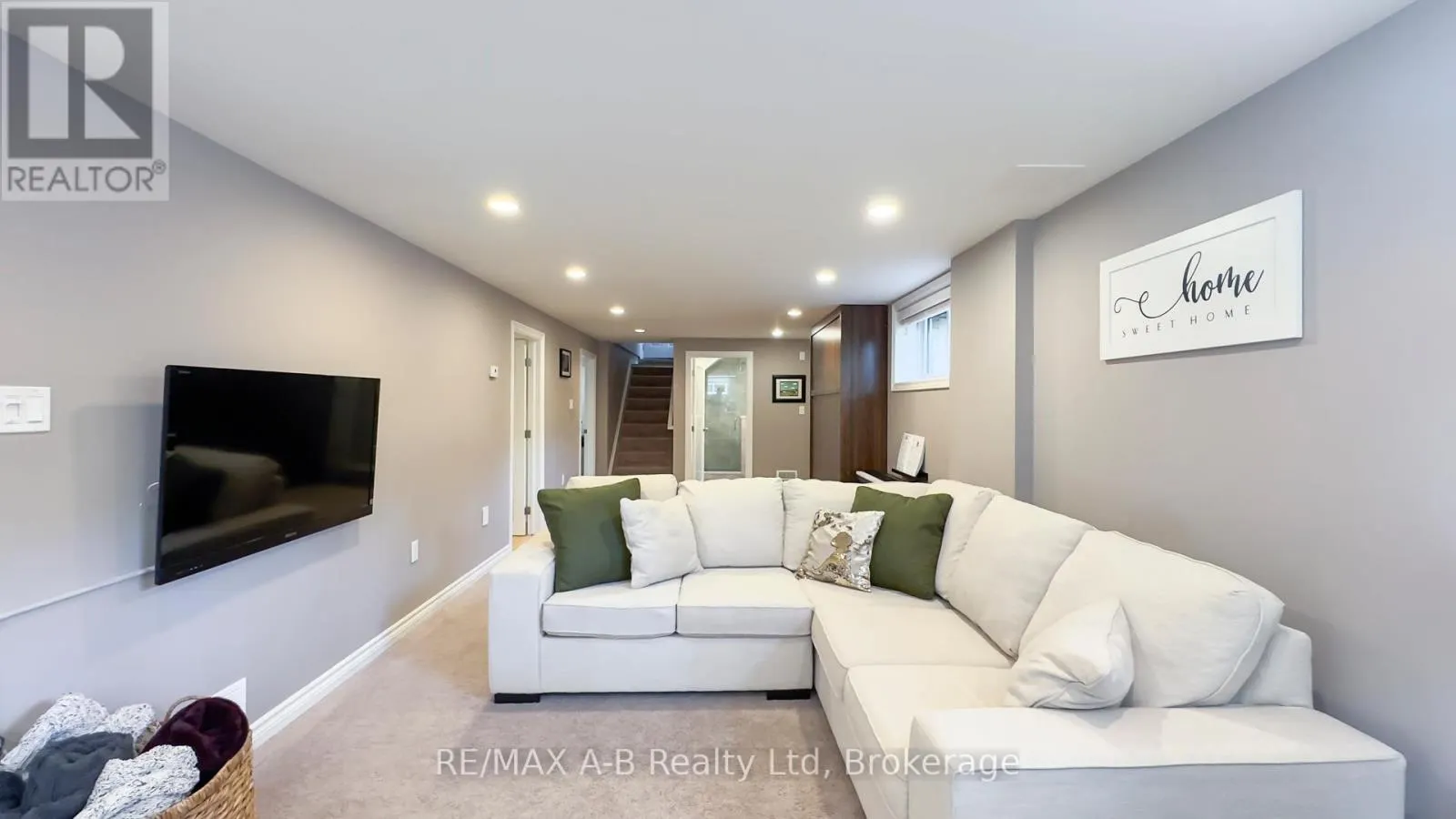 43 WIDDER STREET W
