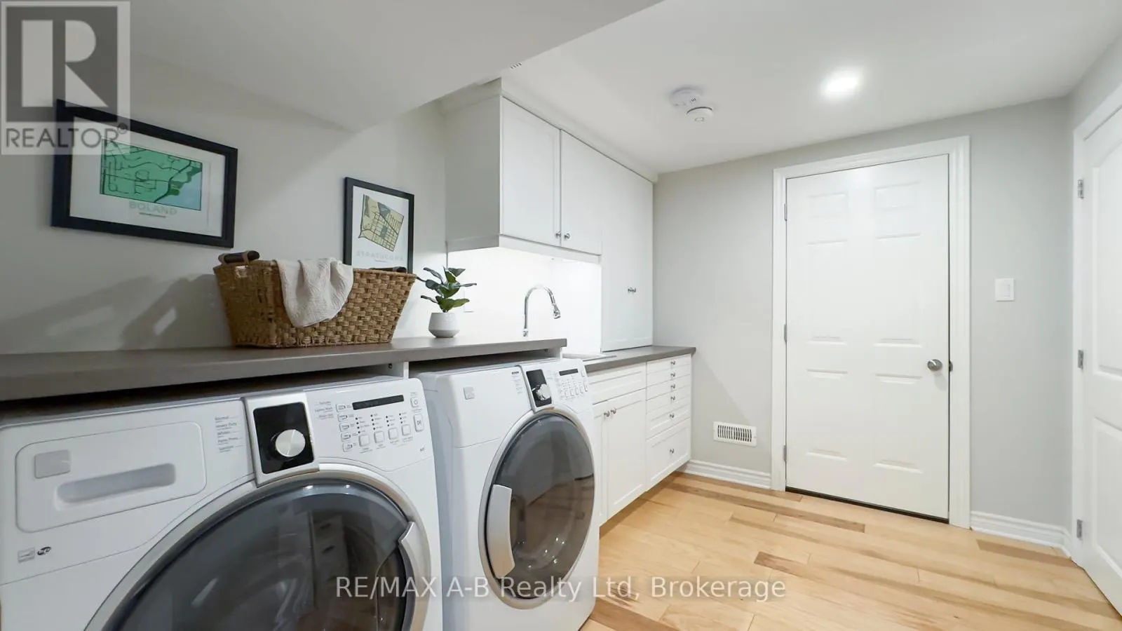 43 WIDDER STREET W