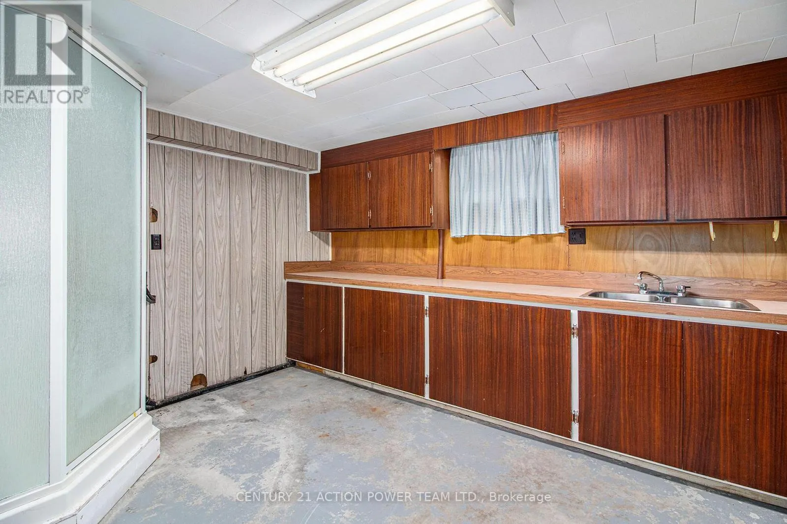 2 CHAMPAGNE STREET