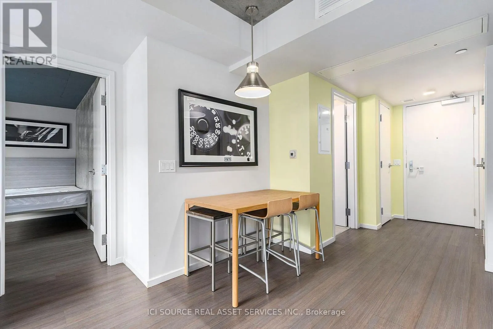 1702 - 105 CHAMPAGNE AVENUE S