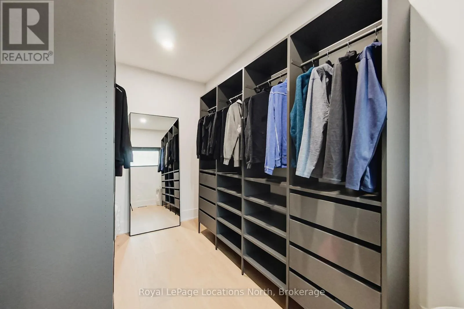74 ARTHUR STREET E
