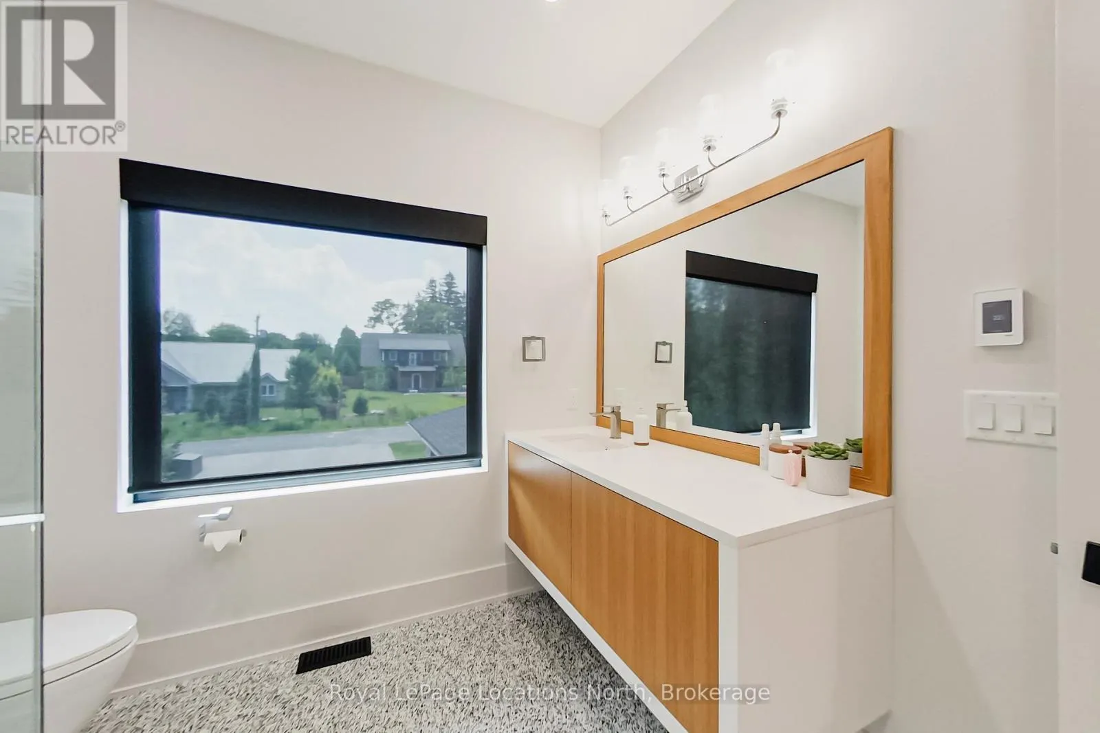 74 ARTHUR STREET E