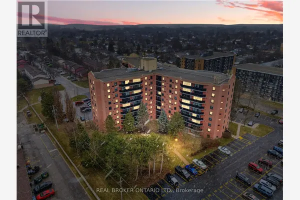 902 - 9 BONHEUR COURT