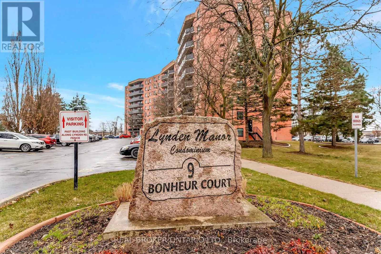 902 - 9 BONHEUR COURT