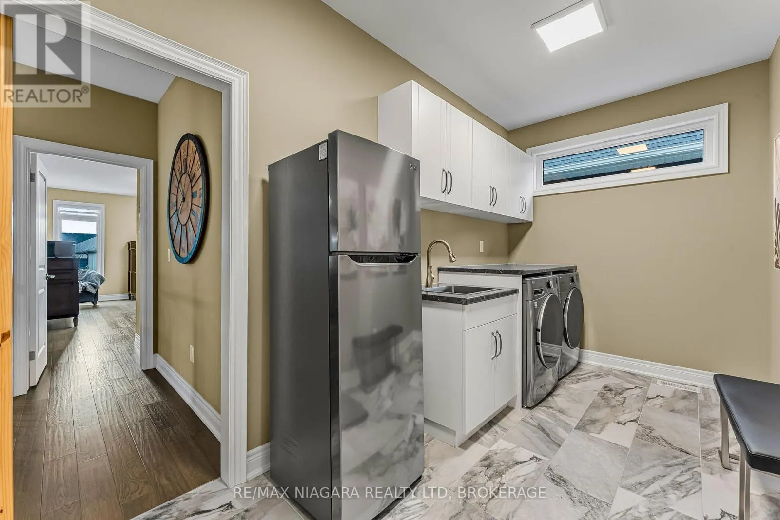 24 PROSPECT POINT ROAD N