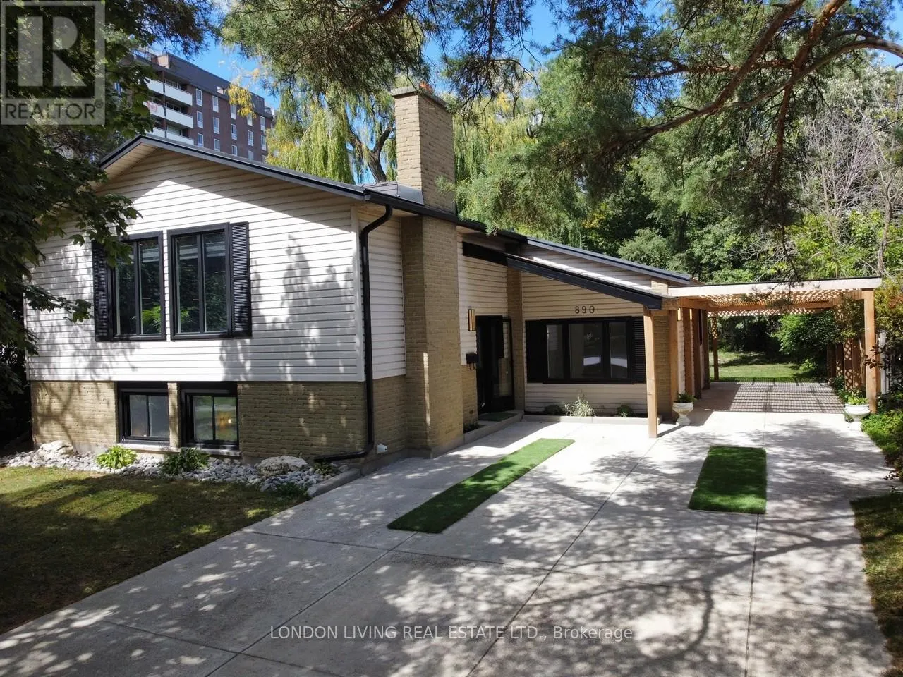 890 VISCOUNT ROAD