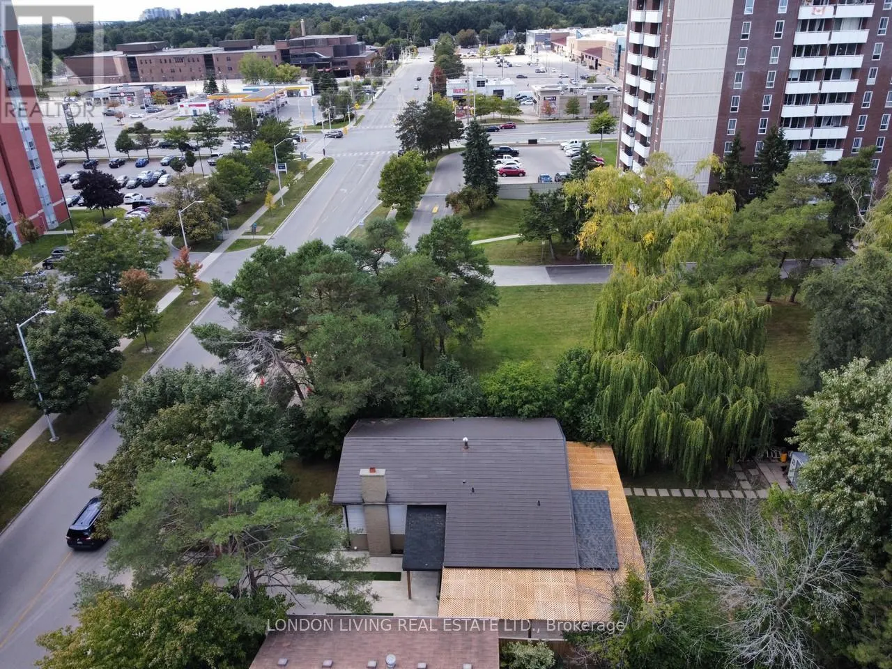 890 VISCOUNT ROAD