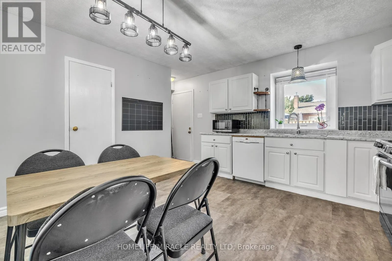 4 - 259 LANSDOWNE AVENUE