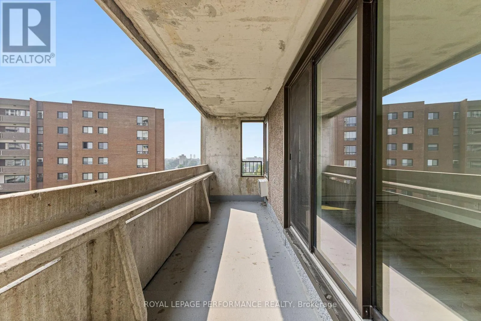 1003 - 1171 AMBLESIDE DRIVE