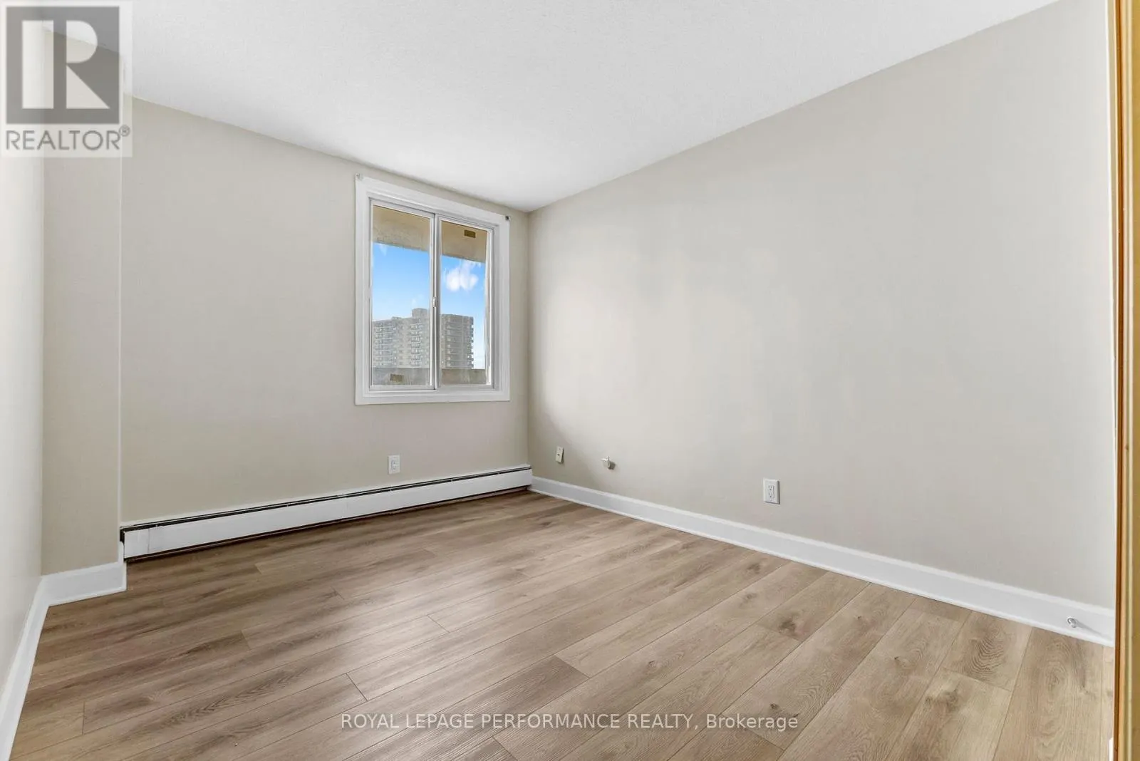 1003 - 1171 AMBLESIDE DRIVE