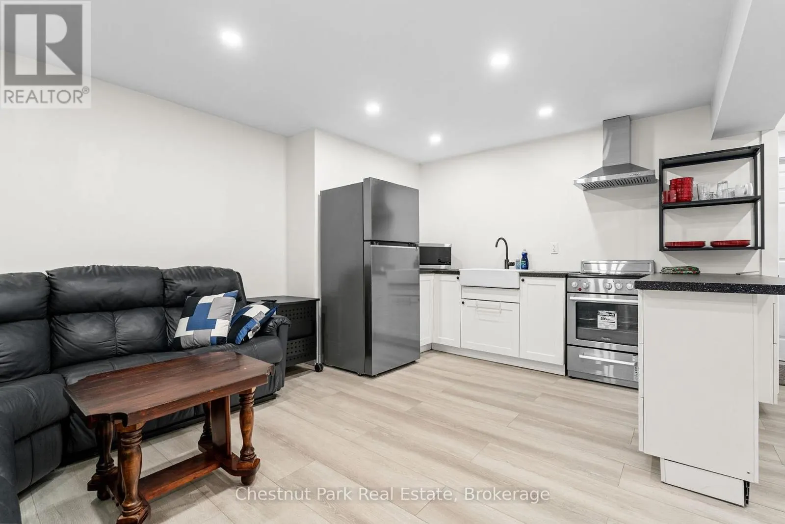 17 WINDSONG CRESCENT