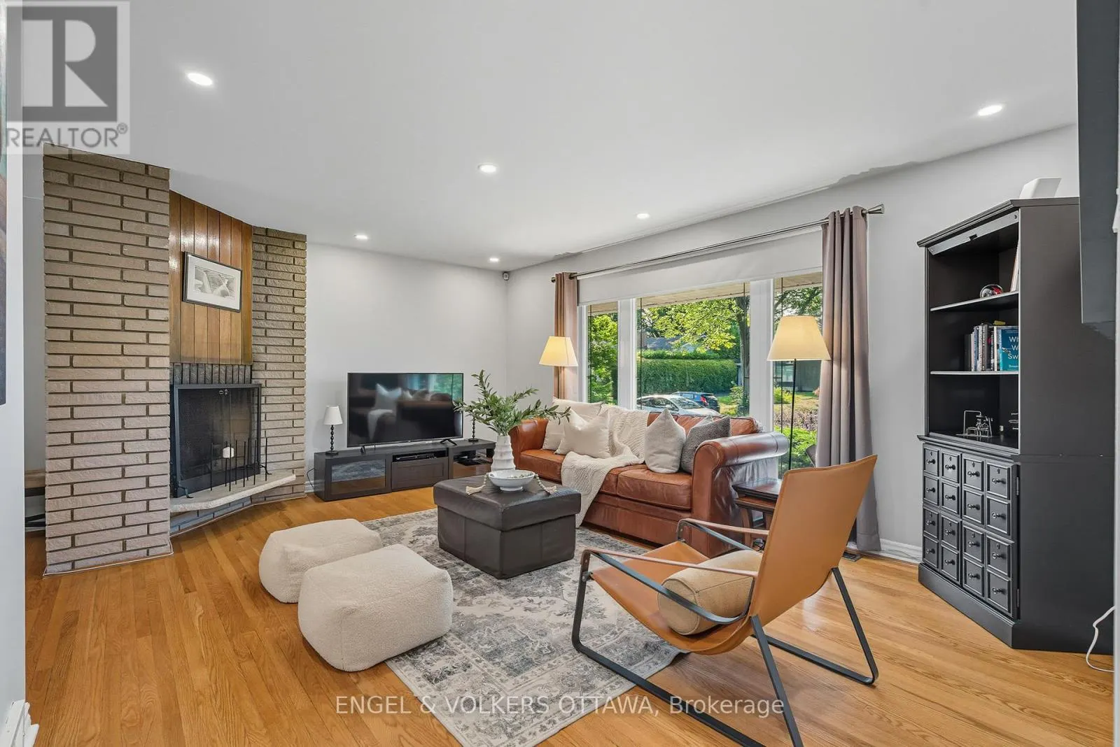 1800 DEVLIN CRESCENT