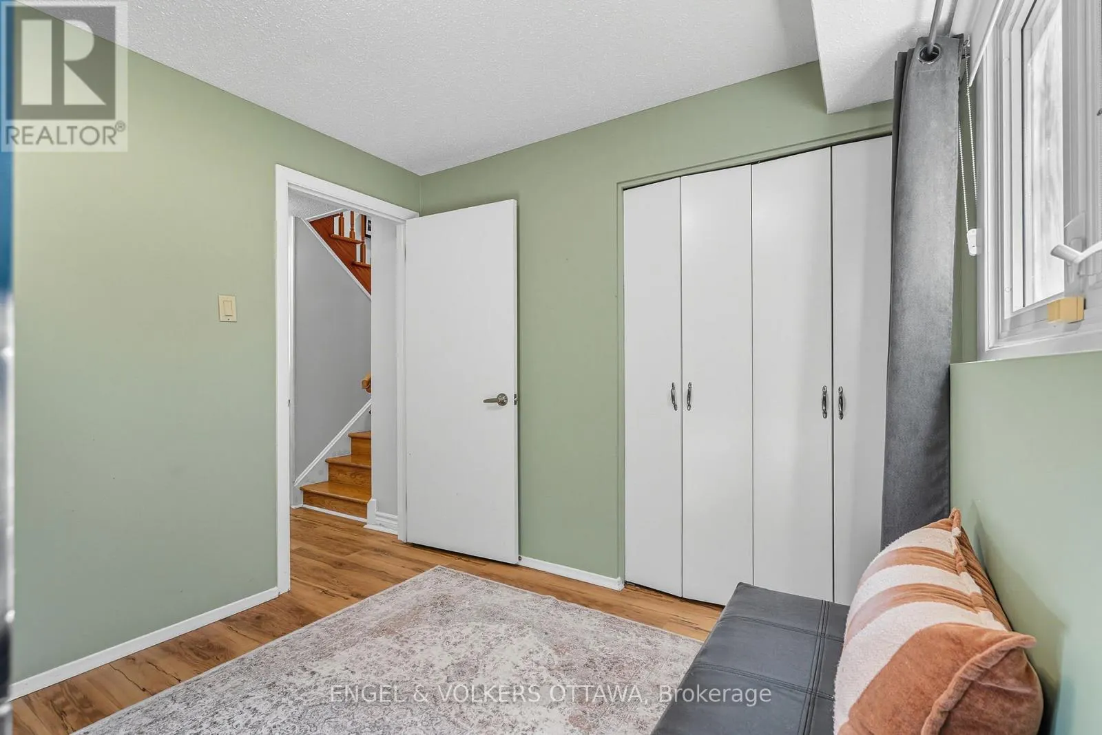 1800 DEVLIN CRESCENT