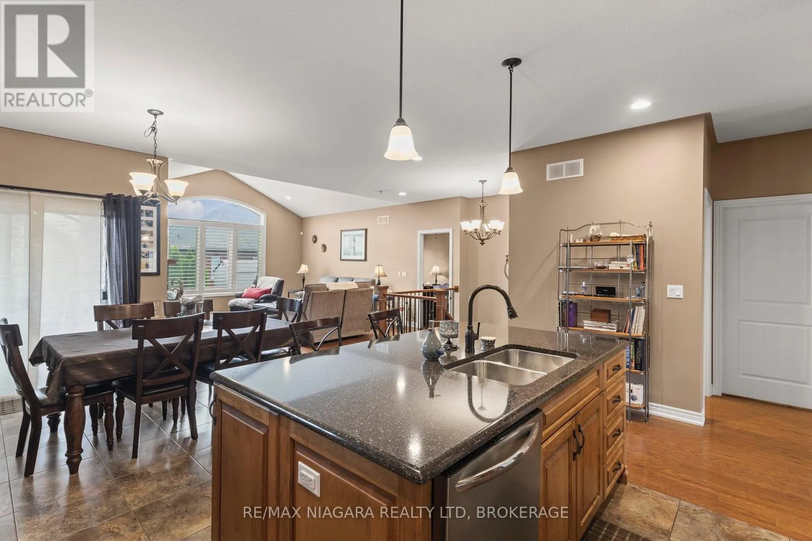 41 CREEKSIDE DRIVE