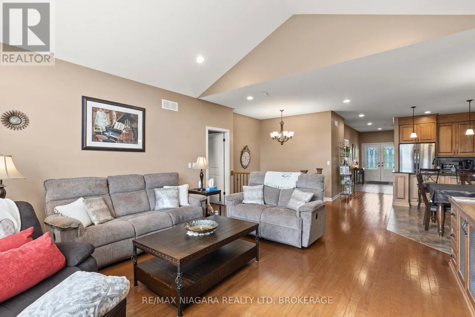 41 CREEKSIDE DRIVE