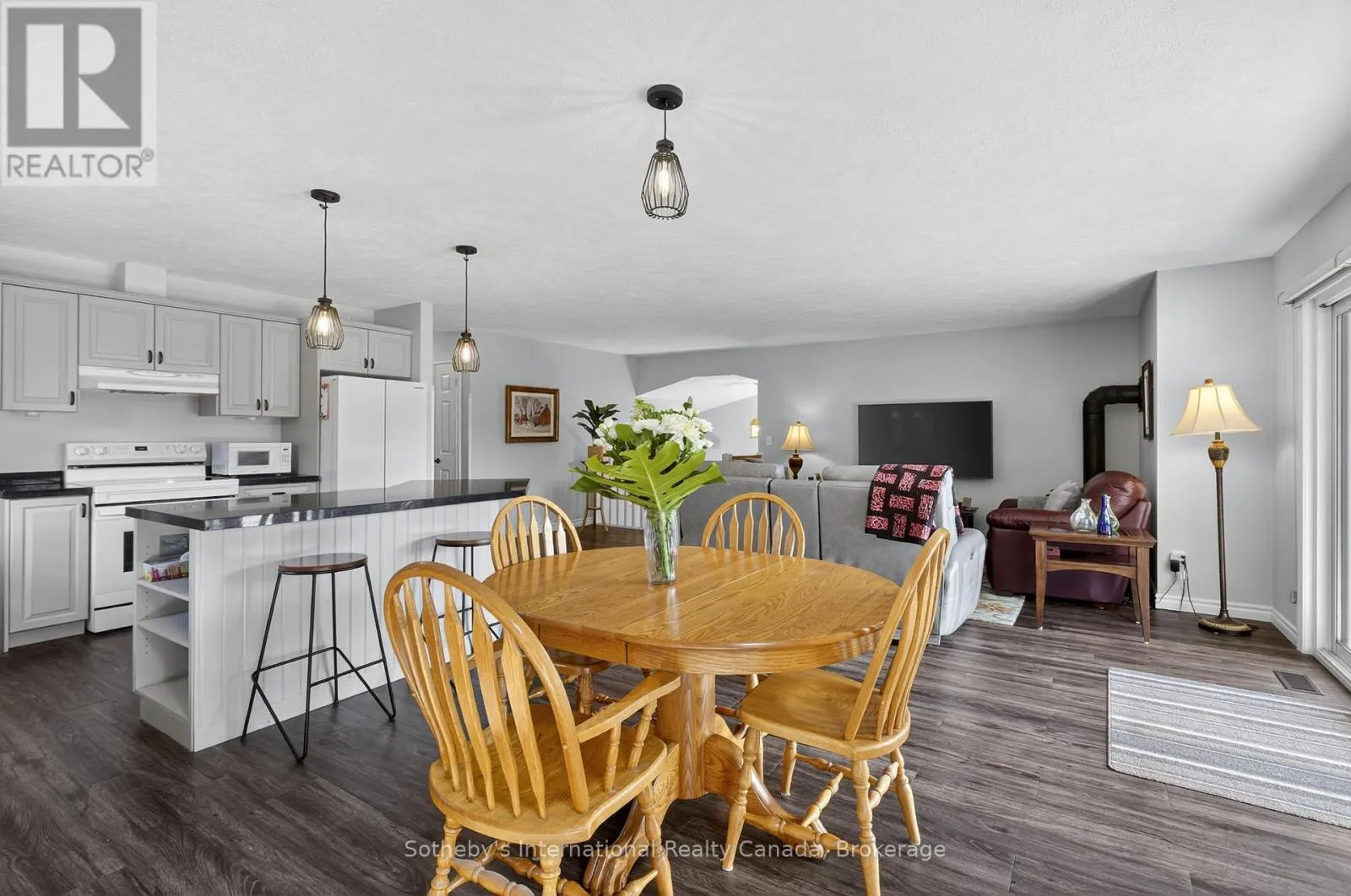 35 ELGIN STREET S